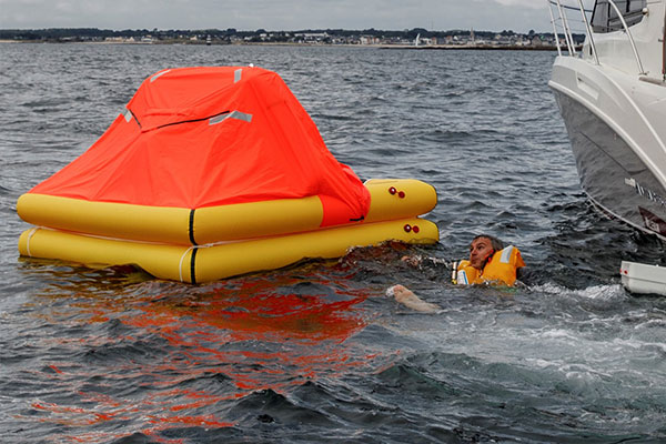 Les bateaux insubmersibles : une bonne idée pour éviter l'emport de radeau ?