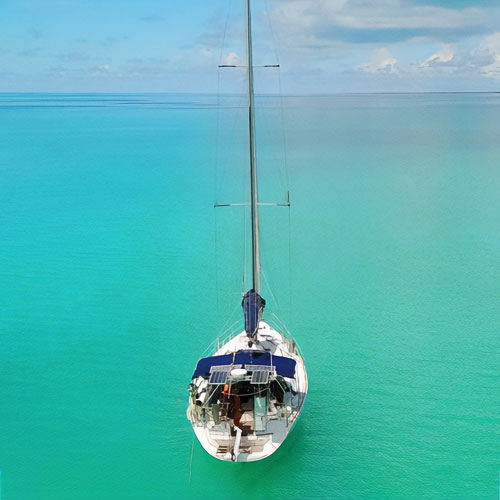 Hydrogénérateur, éolienne et panneaux solaires sur un voilier de croisière