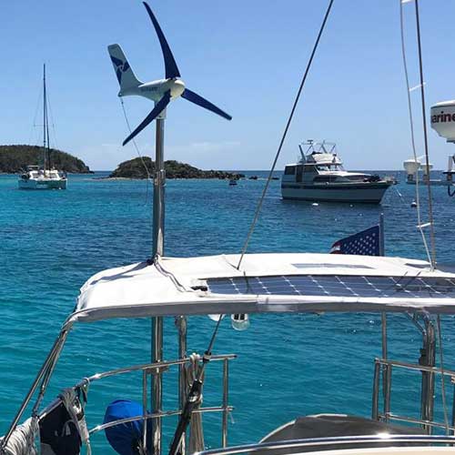 Éolienne Silentwind + panneau solaire bateau