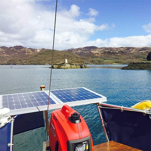 Panneau solaire rigide sur balcon d'un voilier