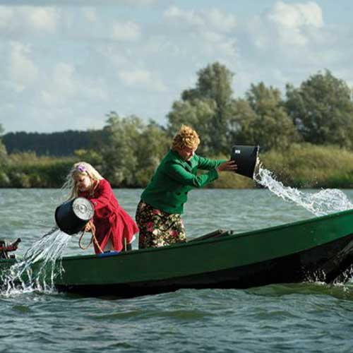 écoper l'eau d'un bateau