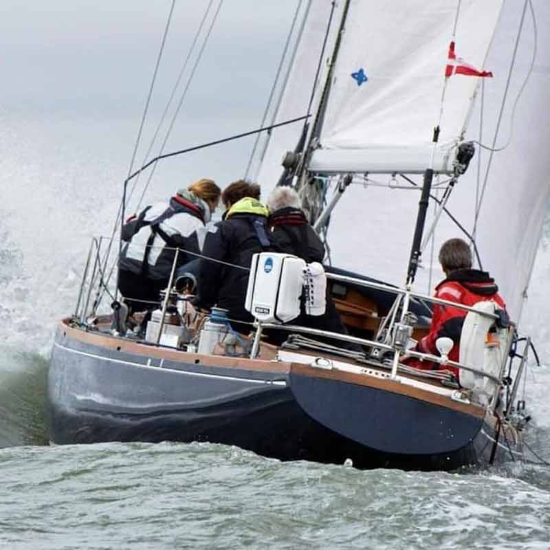 Bouée de sauvetage à bord d'un voilier