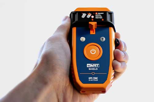 SMRT SHIELD DANS LA MAIN