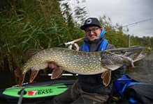 pecheur-float-tube-gros-poisson.jpg