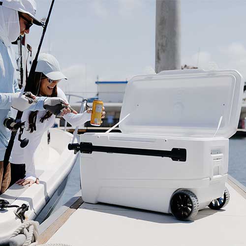 glacière rigide à roulettes Igloo marine sunset glide 100 - 104 litres sur bateau